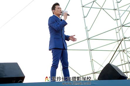 参加张信哲商业演出活动 